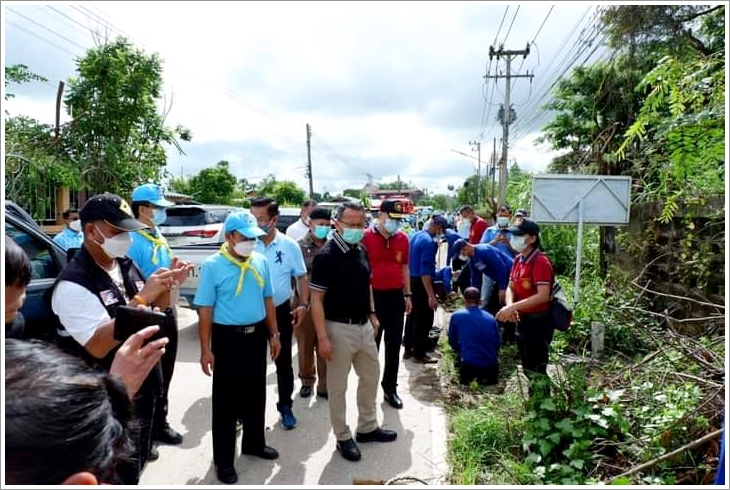 สำนักงานบังคับคดีจังหวัดสุโขทัย และสำนักงานบังคับคดีจังหวัดสุโขทัย สาขาสวรรคโลก ร่วมกิจกรรมสาธารณประโยชน์เพื่อแก้ไขปัญหาน้ำท่วมขังบ้านเรือนประชาชนอำเภอสวรรคโลก